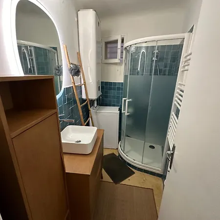 Lejlighed 3-room Family Flat With Terrace 100m From *